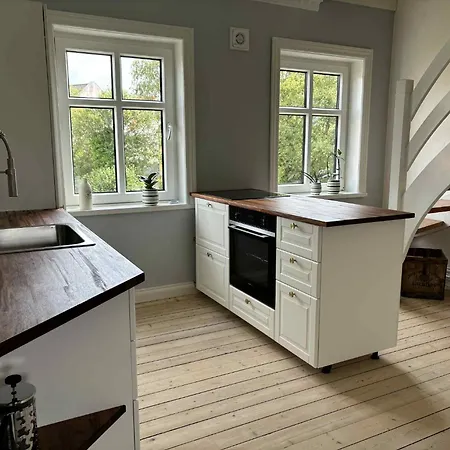 Lägenhet - '2' Second Floor - Close To Center - Free Private Parking *