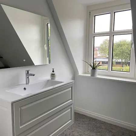 - '2' Second Floor - Close To Center - Free Private Parking